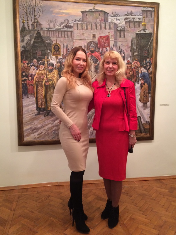 Организатор выставки Светлана Малиновская с дочерью