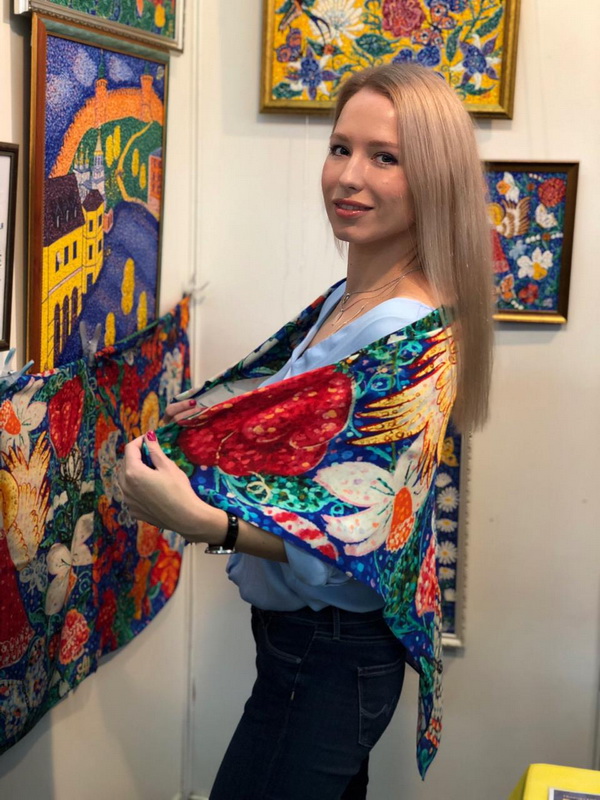 Анна Малиновская-демонстрация платка "Весна. Пасха" на выставке Арт-Россия 2019.